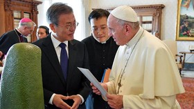 Moon Sampaikan Undangan Kim Jong-un ke Paus Fransiskus