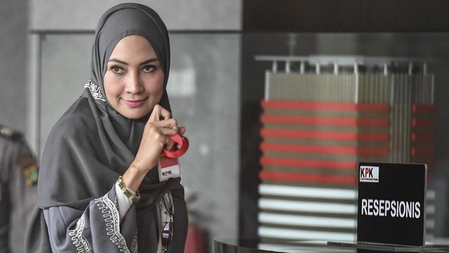 Model Fenny Steffy Burase membantah pernah nikah siri dengan Irwandi Yusuf, namun dia mengakui pernah membuat surat nikah demi umrah bersama Irwandi.