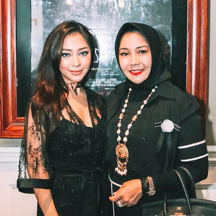 <p>Nikita Willy cukup sering mengajak bunda Yora ke gala premiere film terbarunya, Bun. Kompak selalu ya Nikita dan bunda Yora. (Foto: Instagram/ @nikitawillyofficial94)</p>