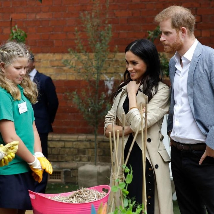 <p>Mendengar presentasi tugas siswi di salah satu sekolah yang <a href="https://www.haibunda.com/foto-lainnya/d-4261980/potret-romantis-pangeran-harry-meghan-markle-saat-tur-kerajaan" target="_blank">Pangeran Harry</a> dan Meghan Markle kunjungi.</p>