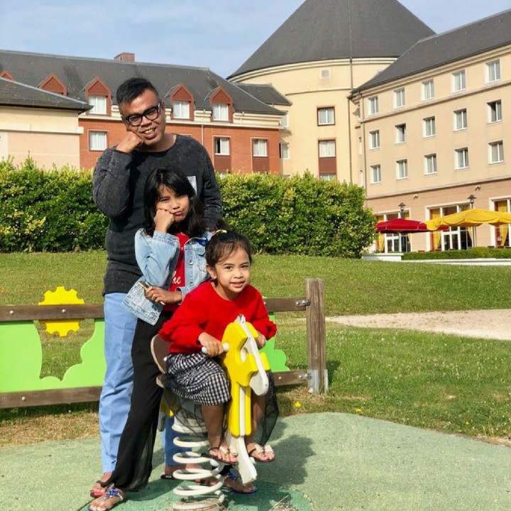 <p>Gaya kocak lain Abdel dengan putri-putrinya. (Foto: Instagram/abdelachrian)</p>