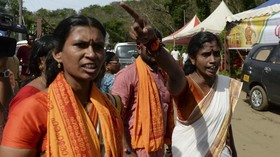 FOTO: Kelompok Garis Keras Adang Perempuan India Masuki Kuil