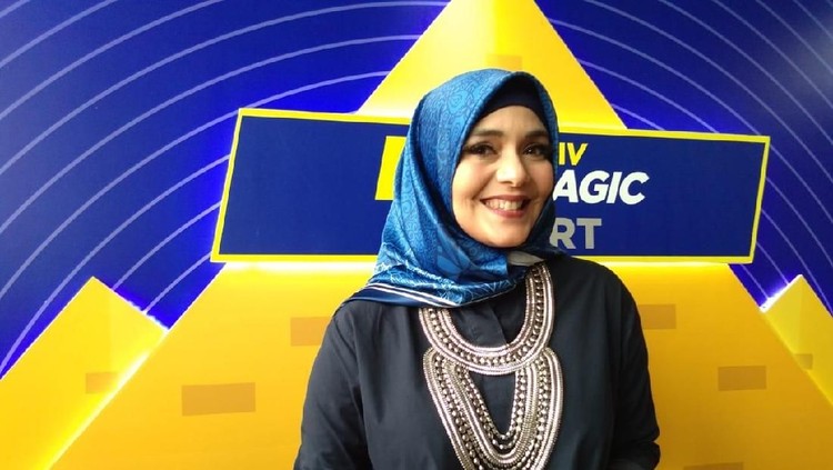 Lula Kamal membagikan pengalaman menyusui buah hati kembarnya sampai 8 jam nonstop.