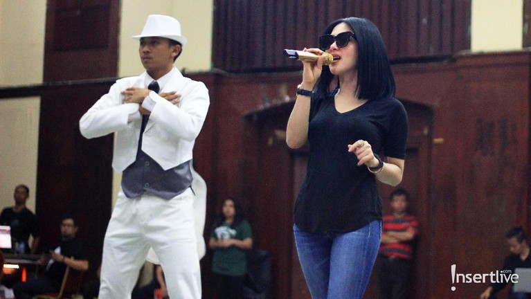 Throwback, Persiapan Konser 10 Tahun Syahrini Syahrini saat ditemui dalam sesi latihan menjelang konser Journey Of Syahrini, 10 Tahun Jambul Khatulistiwa di Gedung Nyi Ageng Serang, Kuningan, Jakarta