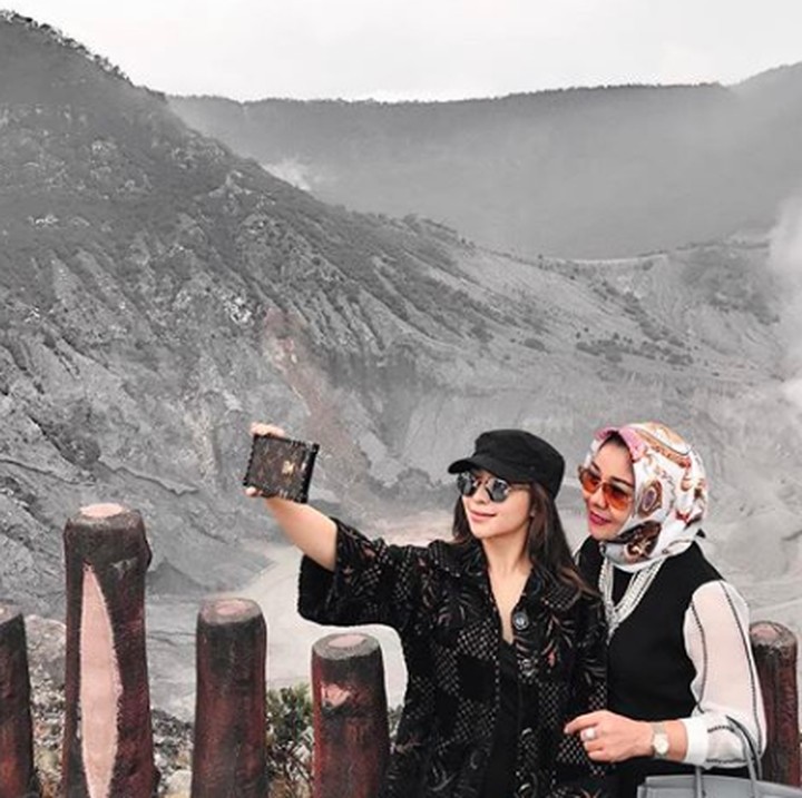 <p>Saat jalan bareng, Nikita juga sering ngajak wefie bunda Yora lho. (Foto: Instagram/ @nikitawillyofficial94)</p>