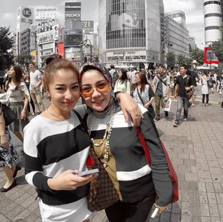 <p>Dekatnya Nikita dengan bunda Yora seperti sahabat ya. So sweet! (Foto: Instagram/ @nikitawillyofficial94)  </p>