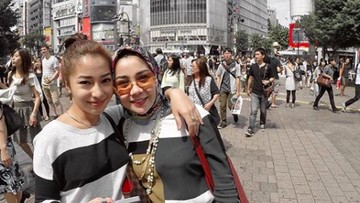 Tak Cuma Ibunda Sherina Munaf, 5 Bunda Artis Ini Juga Awet Muda
