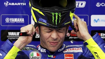 Rossi Tertawa Terima Trofi 'Pecundang Tahun Ini'