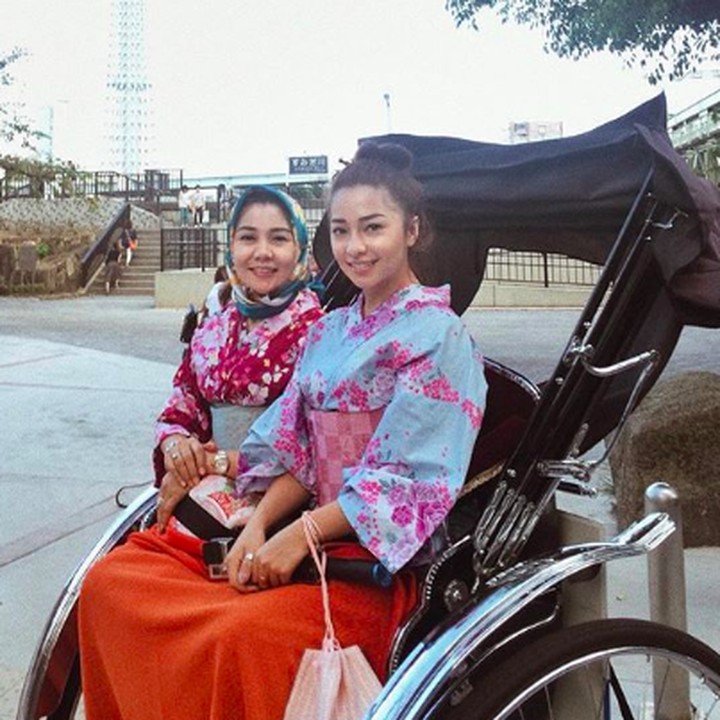 <p>Siapa yang mau ikut bunda Yora dan Nikita Willy jalan-jalan? He-he-he. (Foto: Instagram/ @nikitawillyofficial94)</p>
