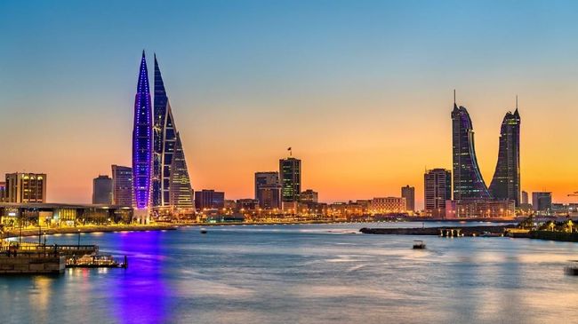 Letak Bahrain berada di antara Semenanjung Qatar dan di sebelah timur laut pesisir Arab Saudi dan terkenal akan julukan "Mutiara Teluk Persia".