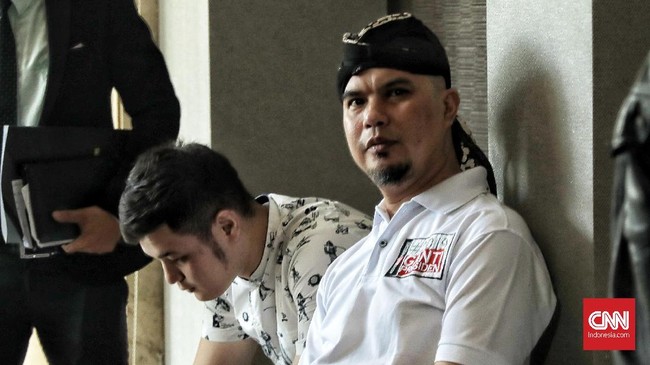 Kepolisian Daerah Jawa Timur siap menggeledah kediaman Ahmad Dhani pada pekan ini jika yang bersangkutan tak juga menyerahkan barang bukti kasus ujaran 'idiot'.