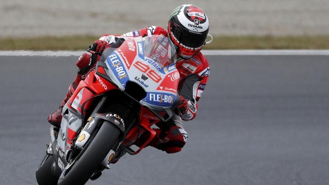 Andrea Dovizioso meraih pole position sedangkan Marc Marquez bakal memulai balapan dari posisi keenam di MotoGP Jepang.