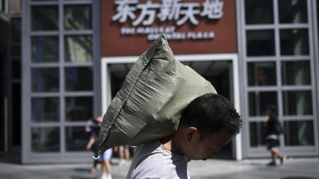 Sektor manufaktur China, tercermin dari Indeks Manajer Pembelian (PMI), tiarap hingga di bawah 50. Ini adalah tanda tertekannya ekonomi Negeri Tirai Bambu.