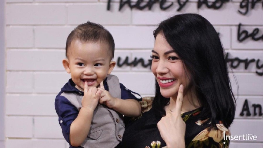 Usia anak pertama baru setahun, Kezia Karamoy mengaku senang sudah hamil lagi.