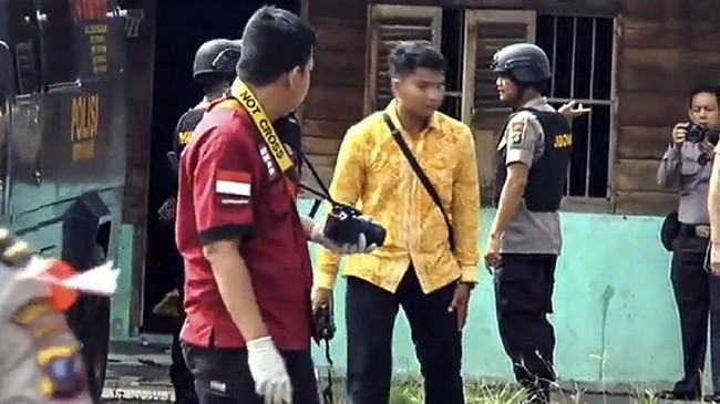 Mabes Polri mengidentifikasi dua terduga teroris yang ditembak di Tanjungbalai, Sumater Utara, merupakan anggota kelompok Jamaah Anshor Daulah.