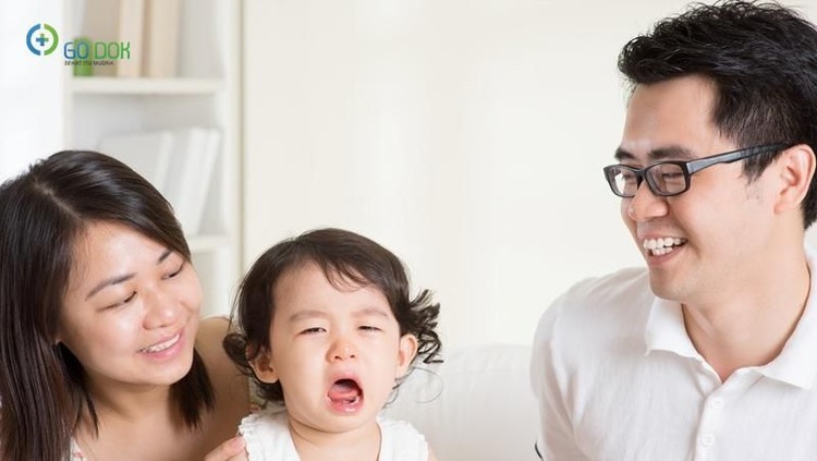 Wajar kalau sesekali anak manja. Tapi, sebenarnya ada tiga tanda yang bisa dilihat ketika anak mulai jadi sosok yang terlalu manja.