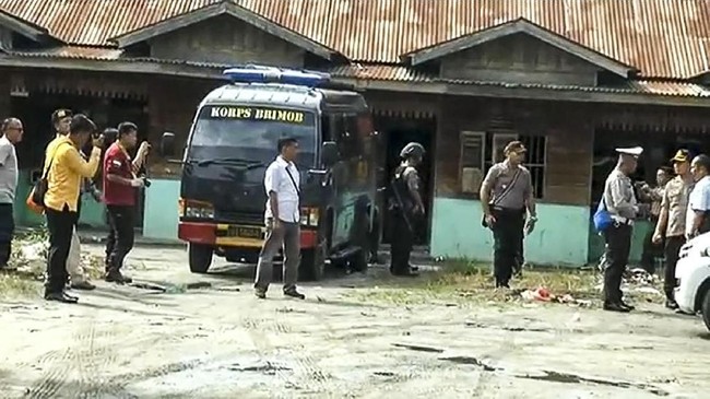 Polisi menyatakan kedua pelaku sempat menyerang dan kabur lantas bersembunyi di toilet umum sebelum dilumpuhkan.