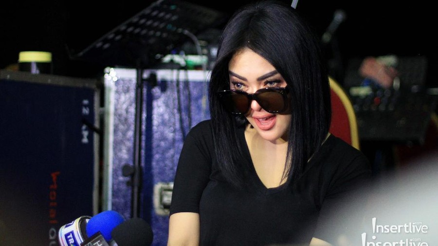 Syahrini diusir keluar studio oleh petugas keamanan ketika sedang menyaksikan drama musikal Aladdin bersama keluarganya di Singapura.