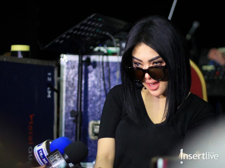 Throwback, Persiapan Konser 10 Tahun Syahrini Syahrini saat ditemui dalam sesi latihan menjelang konser Journey Of Syahrini, 10 Tahun Jambul Khatulistiwa di Gedung Nyi Ageng Serang, Kuningan, Jakarta