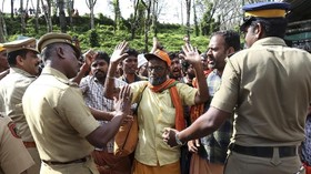 Demo Anti Perempuan Masuk Kuil, Negara Bagian India Lumpuh