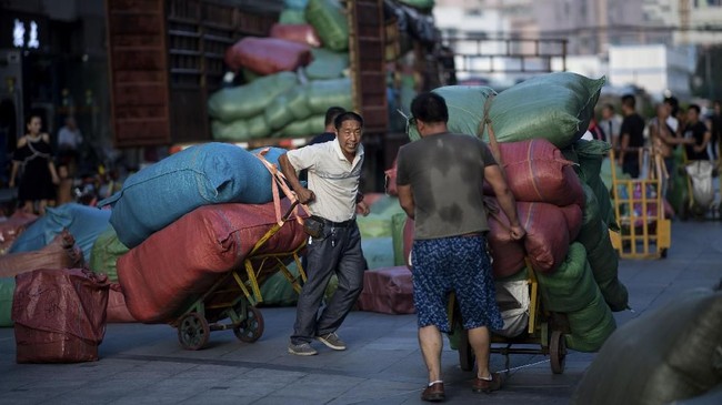 China mencatat pertumbuhan ekonomi 6,4 persen pada kuartal I 2019. Realisasi ini melampaui ekspektasi sebelumnya, yaitu 6,3 persen.