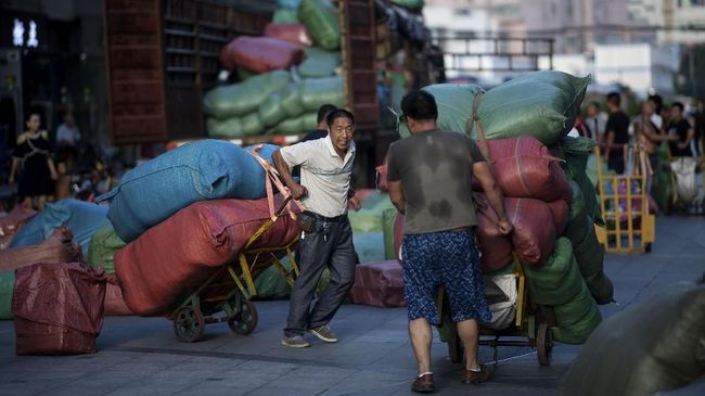 Daya Beli China Bertenaga, Perang Dagang Tak Berdampak Sejumlah ekonom meyakini perlambatan ekonomi China tidak memberi keuntungan bagi AS. Sebab, daya beli China masih sangat bertenaga.