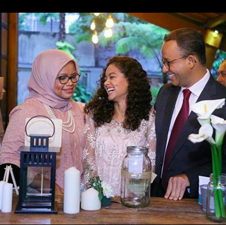 <p>Tawa bahagia Mutiara Baswedan bersama ayah dan bundanya. (Foto: Mutiara Baswedan)</p>