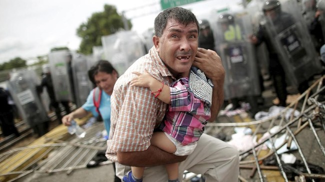 FOTO: Ricuh, Imigran Honduras Paksa Masuk Meksiko