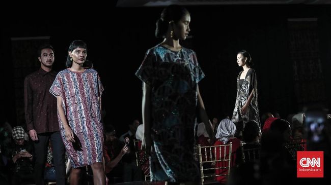Oscar Lawalata memamerkan karya busana batik Jawa Timur dalam gelaran "Batik for The World, Menuju 1.000 Kain".