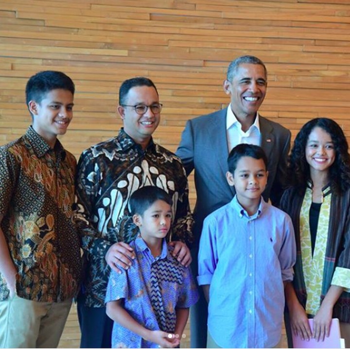 <p>Wah foto bareng mantan Presiden AS, Barack Obama, nih. Momen langka ya, Bun. (Foto: Mutiara Baswedan)</p>