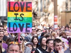 Hari Anti-homofobia Jadi Momen Kedubes Inggris Kibarkan Bendera LGBT