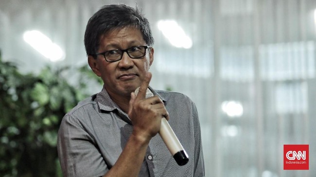 Pengamat politik Rocky Gerung menyarankan Anies Baswedan untuk tidak khawatir dan memanfaatkan momen untuk meningkatkan elektabilitas.