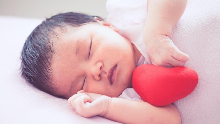 Atas Nama Cinta, Please Stop Cium Bibir Bayi Kalau Lagi Sakit! Stop cium-cium bayi kalau lagi sakit. Bayi bisa terkena dampaknya seperti terkena infeksi saluran napas.