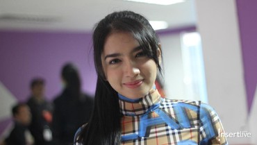 img-title Akui Pacaran dengan Jose Purnomo, Angel Karamoy Mualaf?