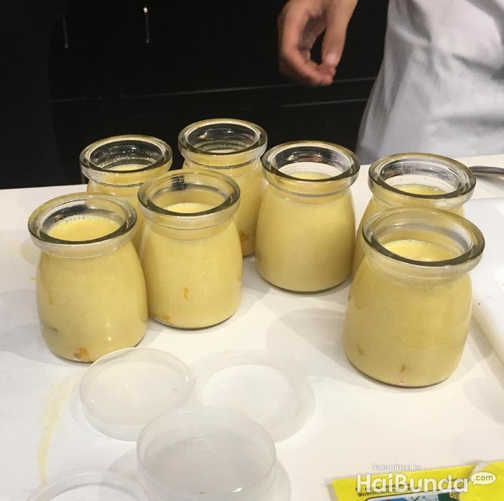 <p>Pudingnya sudah selesai dituang di wadah. Tinggal tunggu dingin dan mengeras deh. Yeay!</p>