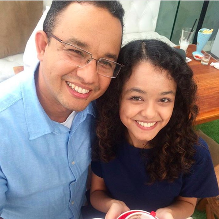 <p><a href="https://www.haibunda.com/kids-in-action/d-3688920/throwback-imutnya-mutiara-putri-anies-baswedan-saat-kecil" target="_blank">Mutiara Baswedan</a> mewarisi senyum manis dan rambut keriting sang Ayah, <a href="https://news.detik.com/berita/d-4265045/gerindra-bela-anies-yang-disebut-beda-dengan-ahok-soal-dana-sampah" target="_blank">Anies Baswedan</a>. Mirip banget ya Bun? Foto: Mutiara Baswedan</p>
