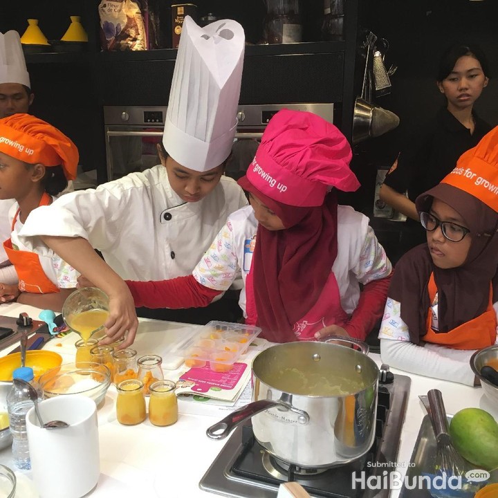 <p>Dalam acara 'International Chefs Day' yang merupakan kerja sama Nestle Indonesia dan  anak-anak memasak 4 menu yaitu omelet bayam, puding mangga, jus buah, dan tumis daging sayuran.   </p>