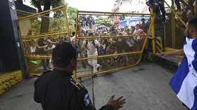 FOTO: Ricuh, Imigran Honduras Paksa Masuk Meksiko