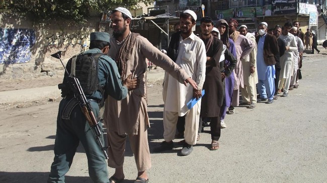 Puluhan pemilih luka akibat ledakan dan serangan roket di TPS pemilihan parlemen Afghanistan yang telah tertunda selama tiga tahun.
