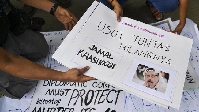 Sejumlah jurnalis melakukan aksi solidaritas bagi wartawan Arab Saudi Jamal Khashoggi di depan Kedutaan Besar Arab Saudi, Jakarta, Jumat (19/10/2018). Aksi tersebut sebagai bentuk keprihatinan atas hilangnya Jamal Khashoggi yang diduga tewas saat berada di konsulat Arab Saudi di Istanbul, Turki pada 2 Oktober lalu. ANTARA FOTO/Sigid Kurniawan/ama.
