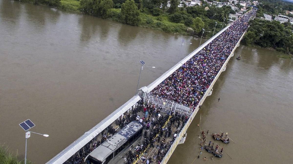 FOTO: Ricuh, Imigran Honduras Paksa Masuk Meksiko