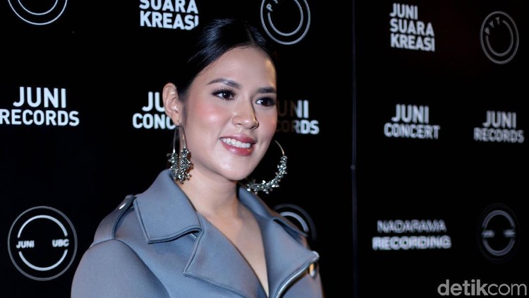Beredar nama anak pertama Raisa di media sosial, yakni Zalina Raine Wyllie. Berikut arti namanya.