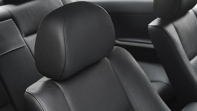 Headrest mobil tidak bisa diartikan secara lugas sebagai sandaran kepala sebab fungsi utamanya bukan untuk tempat mengistirahatkan kepala.