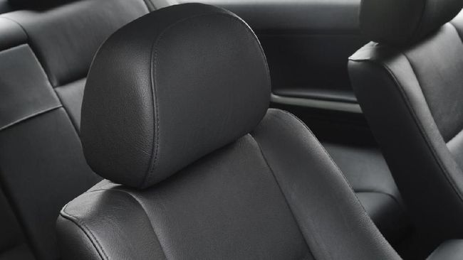 Cara Bersihkan Jok Kulit Mobil Agar Tetap Kinclong Material kulit sebagai pembungkus seperti jok, dasbor, door trim, knob persneling juga perlu perawatan.