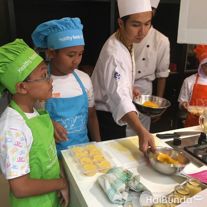<p>Wah, semoga kelak kamu bisa jadi chef handal ya, Nak. He-he-he.</p>