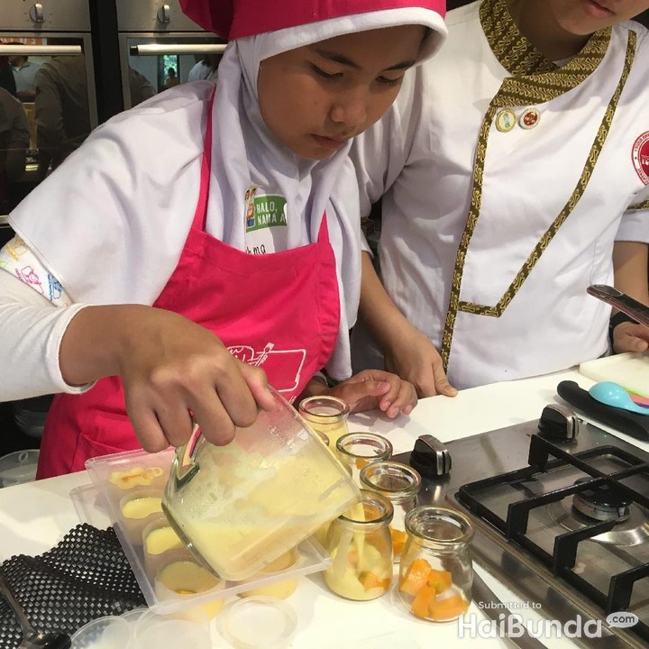 <p>Aih, telaten banget ya gadis cilik ini menuangkan puding ke wadah.</p>