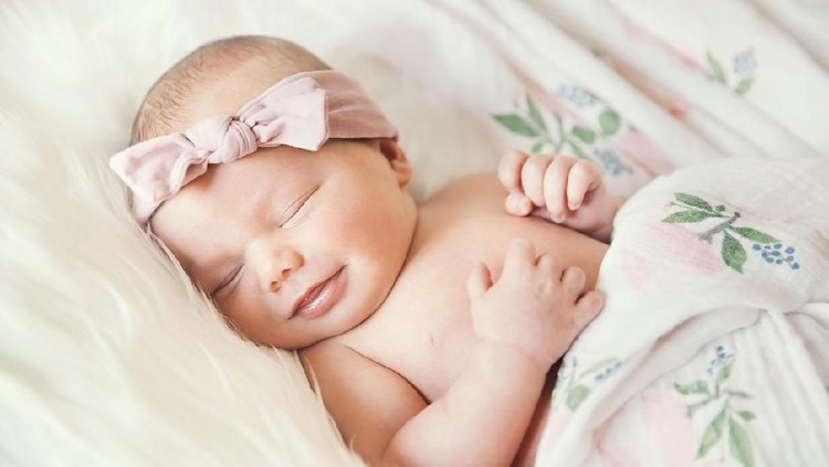 30 Nama Bayi Perempuan Cantik dengan Arti Sopan Semua orang tua ingin anaknya bertutur dan berlaku sopan. Berikut 30 ide nama bayi perempuan cantik yang bermakna sopan.