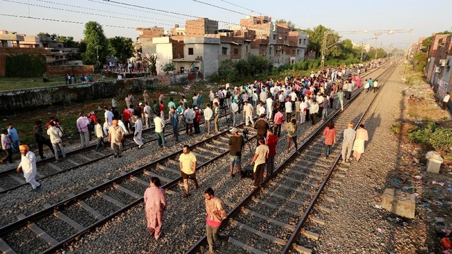 Kereta api di India menerabas kerumunan yang tengah melakukan upacara, kecelakaan ini menewaskan 59 orang dan 57 lainnya terluka.