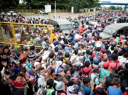 Ratusan Migran  Bentrok dengan Petugas, Memaksa Masuk Meksiko