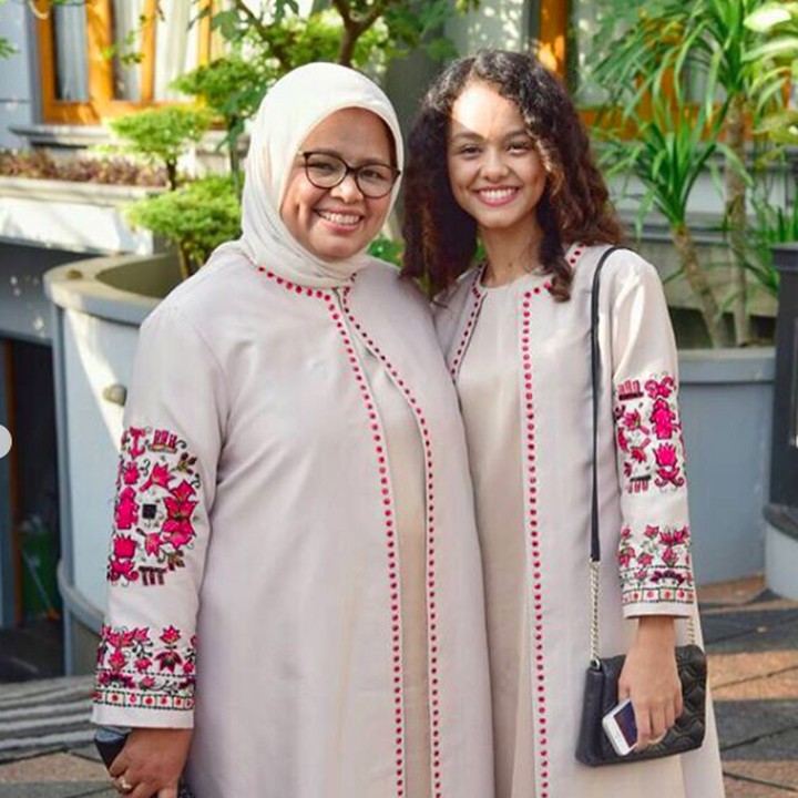 <p>Eits si Bunda, <a href="https://news.detik.com/berita/3729299/anies-kukuhkan-fery-farhati-sebagai-bunda-paud-dki-jakarta" target="_blank">Fery Farhati Ganis</a>, ternyata punya lesung pipi menawan. Manisnya... (Foto: Mutiara Baswedan)</p>